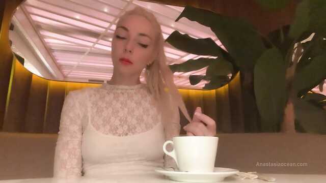 Она повела меня в туалет и сделала крутой минет