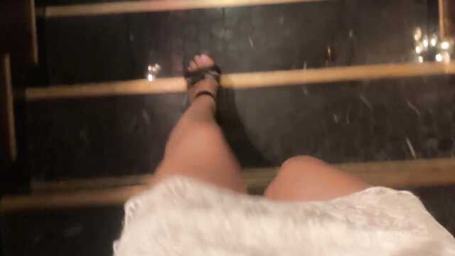 Она повела меня в туалет и сделала крутой минет