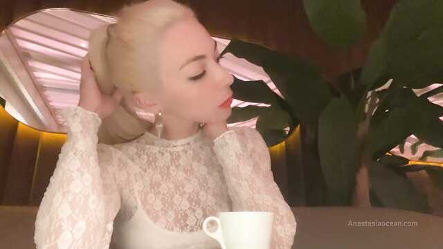 Она повела меня в туалет и сделала крутой минет