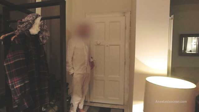 Доставщик нежно щупает мое голое тело, так приятно