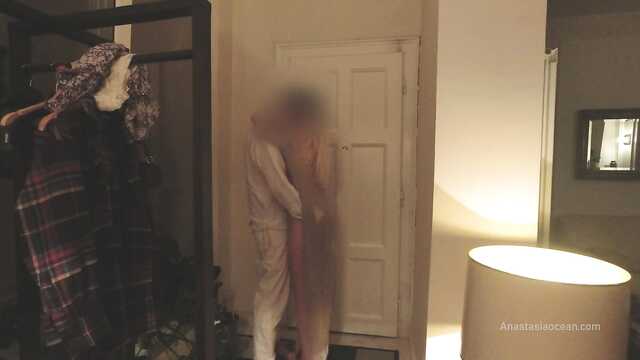 Доставщик нежно щупает мое голое тело, так приятно