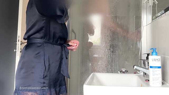 Позирую для мужа и смотрю, как он дрочит в душевой