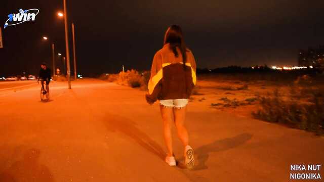 Завожу незнакомца стриптизом и сосу хуй на улице