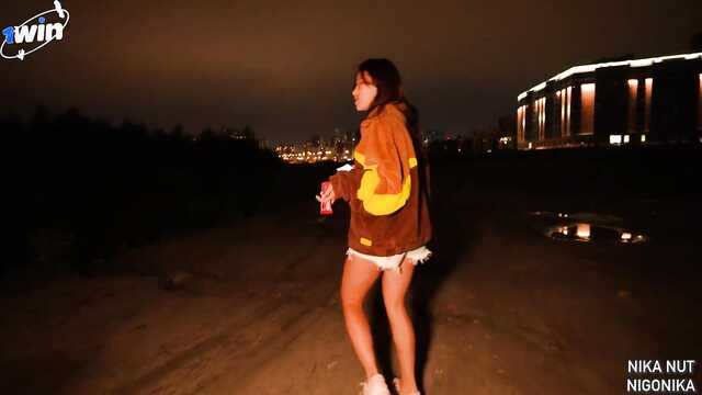 Завожу незнакомца стриптизом и сосу хуй на улице