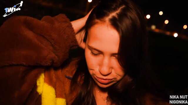 Завожу незнакомца стриптизом и сосу хуй на улице