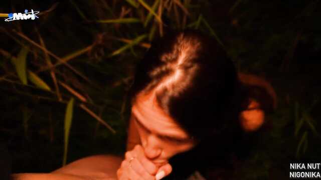 Завожу незнакомца стриптизом и сосу хуй на улице