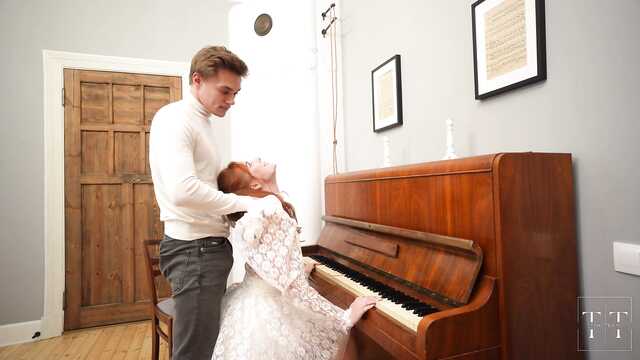 Учитель музыки отшлепал и трахнул меня, было круто