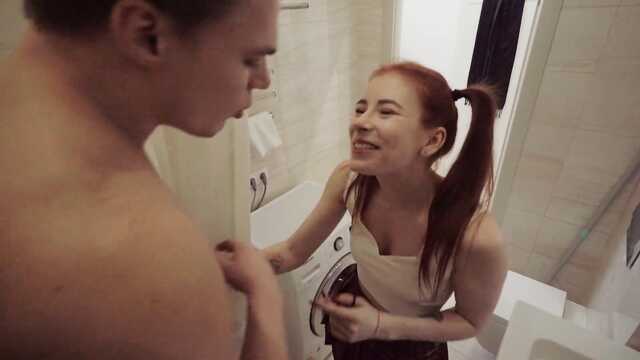 Голый сводный брат в ванной сильно меня возбудил