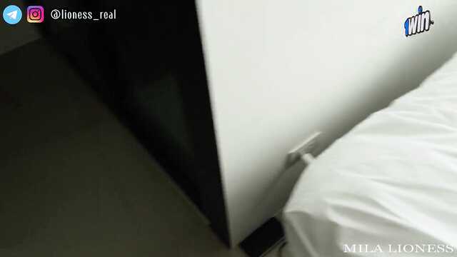 Мачеха хотела подрочить, но тут пришел пасынок