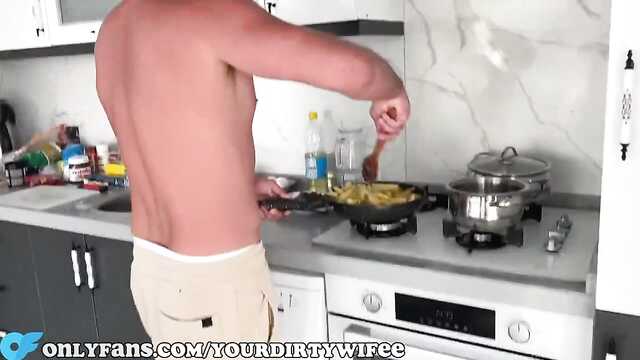 Готовка пищи на кухне закончилось грубым сексом