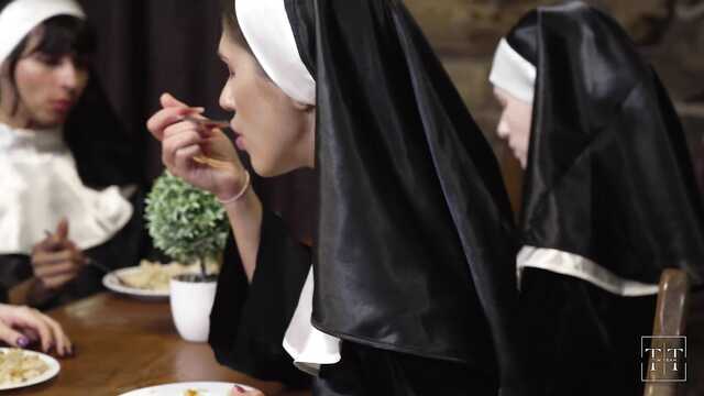Священник пробует мокрую письку молодой монашки