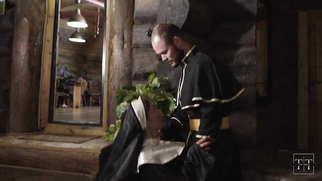 Священник пробует мокрую письку молодой монашки