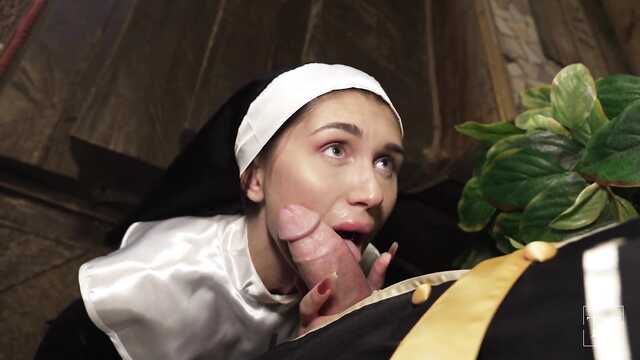 Священник пробует мокрую письку молодой монашки