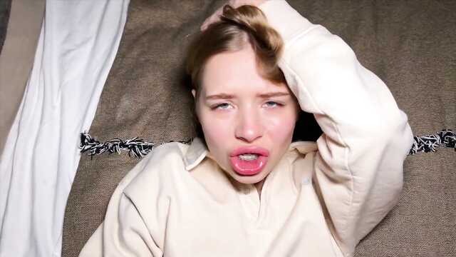 Любимая девушка обожает еблю и бургер со спермой