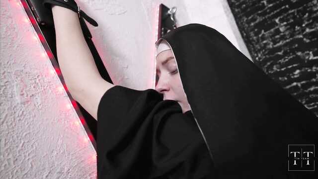 Секси монахиня плохо себя вела и не соблюдала пост