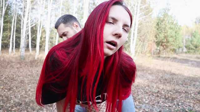 Не думала, что прогулка в лесу закончится еблей