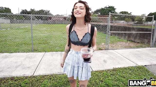 Села в машину к развратному мужику и отдалась