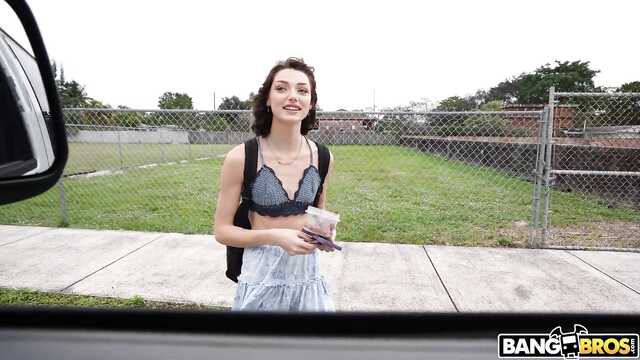 Села в машину к развратному мужику и отдалась