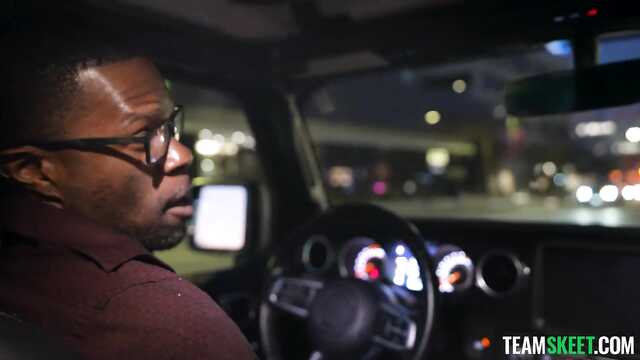 Не отказала черному таксисту