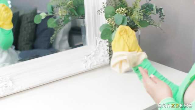 Что делать с блондинкой горничной?