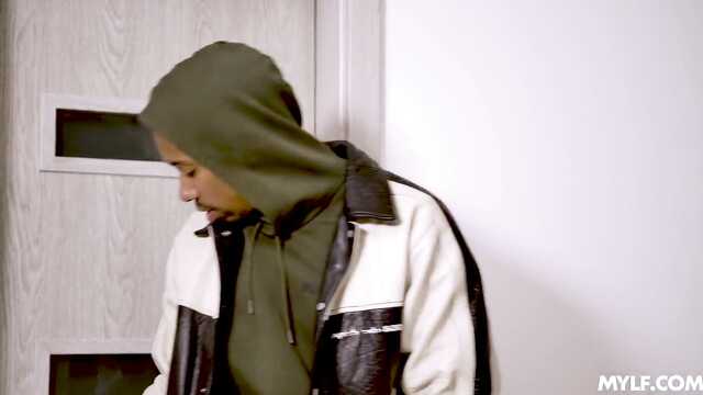 Крепкий негр помогает кончить белой мамаше