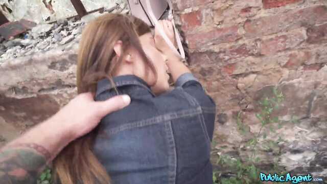 Пикапер щедро заплатил и трахнул мою мокрую дырку