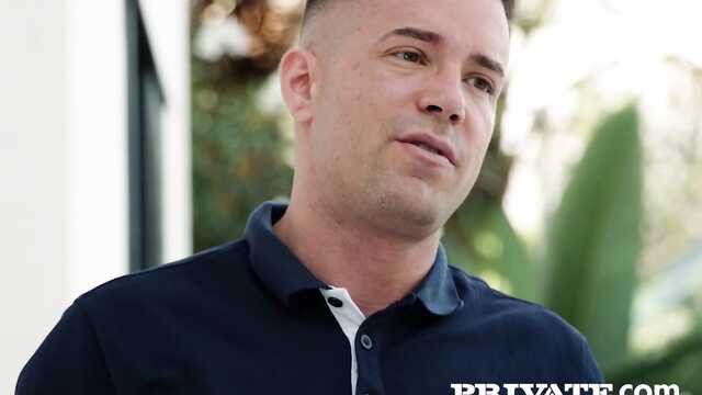 Двое мужчин хорошо имеют мои дырки возле бассейна