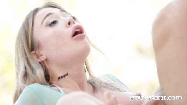 Двое мужчин хорошо имеют мои дырки возле бассейна