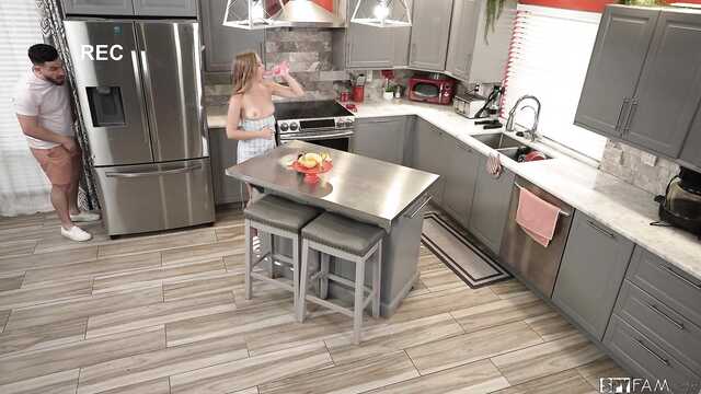 Никак сестричка не угомонится