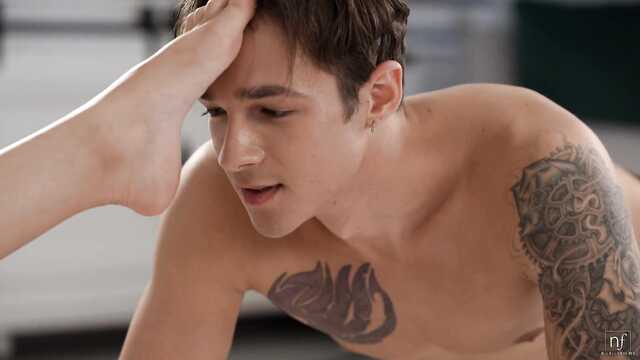 Новогодняя секс ночь, где я ебу милашку возле елки