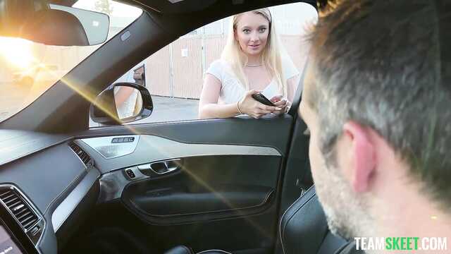 Наглый священник отпускает грехи сексом на улице