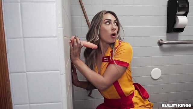 Во время рабочего дня устроили секс в сортире