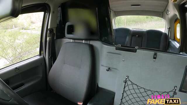 Доставщик пиццы и горячая таксистка