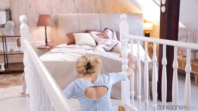 Блондинка и ее вояж на члене