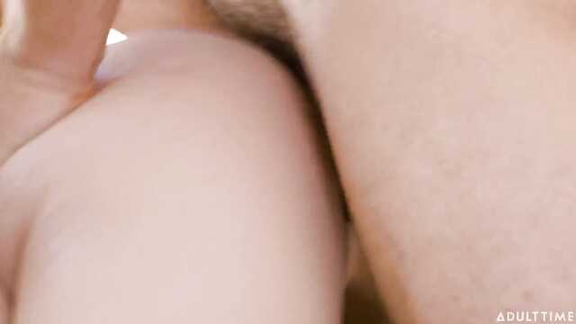 Возбуждаю любимую языком и засаживаю в пизденку