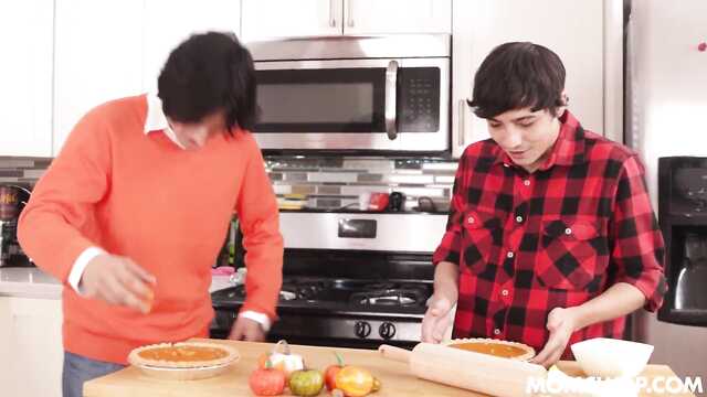 Сыновья потеряли невинность на любимых мамочках