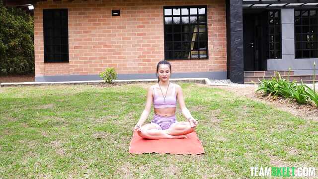 Занятия йогой возбудили, я потекла и захотела секс