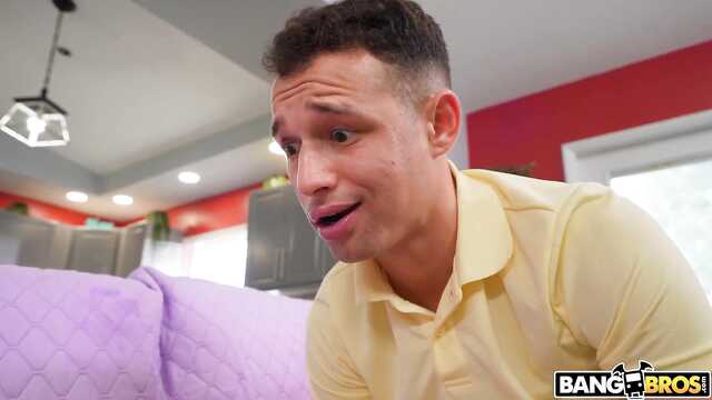 Сынок хорошо массирует и классно вставляет в писю