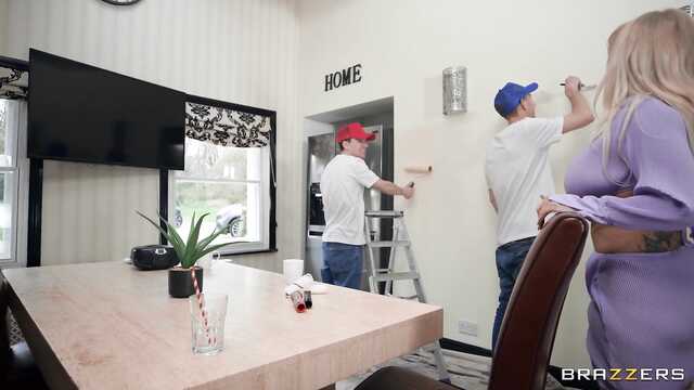 Зрелочке хватает двух членов