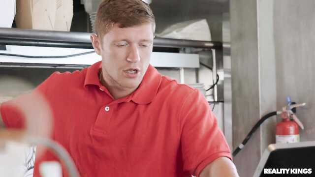 Сосу клиенту в машине и отдаюсь в кафе возле стола