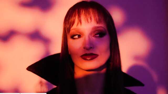 Секс на Хэллоуин, санитар ебет вампиршу в киску