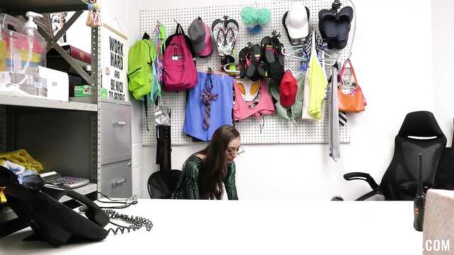 Воровка попалась и была выебана в мокрую пизденку