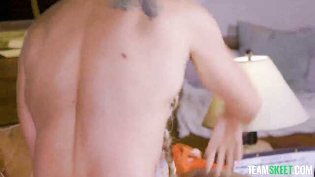 Миниатюрной срочно нужно трахаться