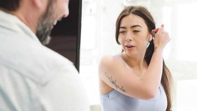 В постели с приемной сестричкой