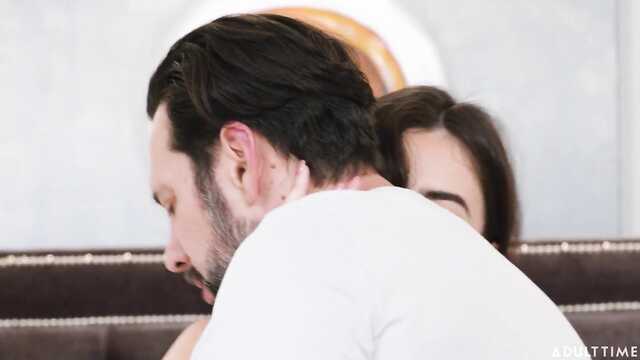 В постели с приемной сестричкой