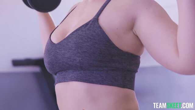 Возбуждаю тренера попкой и прошу засадить в киску