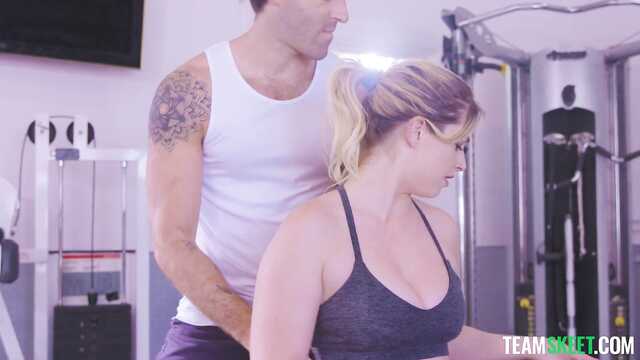 Возбуждаю тренера попкой и прошу засадить в киску