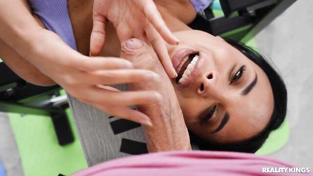 Сынок так классно дрочил, что я потекла и захотела