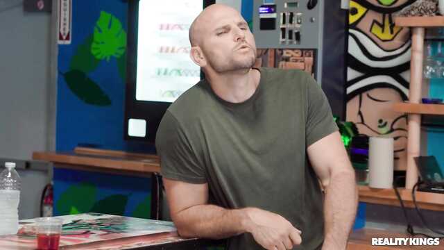 Пока муж бухает, я трахаюсь с лысым официантом