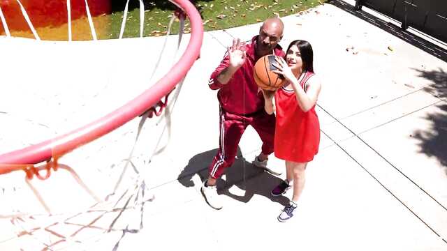 Дядюшка научит тебя баскетболу